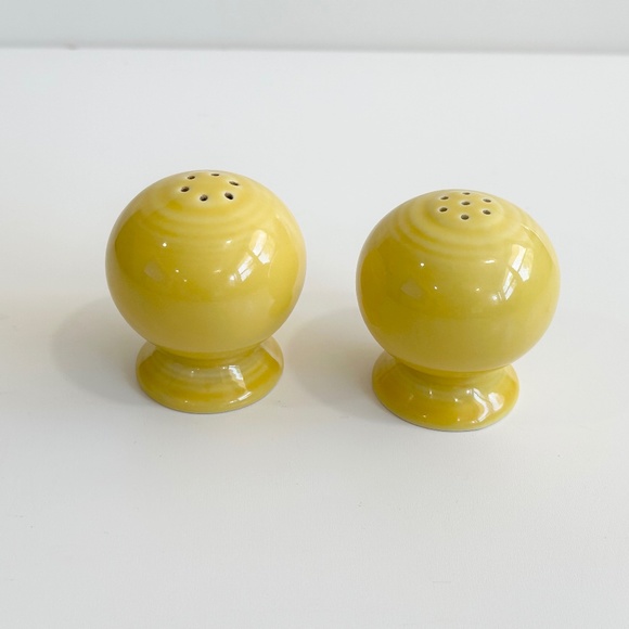 Fiestaware classic sunflower yellow salt & pepper shaker set Fiesta - Picture 3 of 5